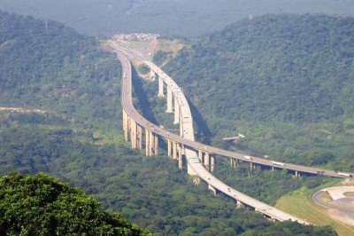 <p>Mais do que um eixo rodoviário entre São Paulo e o litoral, a Rodovia dos Imigrantes se consolidou como uma vitrine da engenharia brasileira. Com extensão de 58,5 km, a via atravessa uma das áreas mais preservadas da Mata Atlântica, com soluções que combinam segurança, fluidez e respeito ambiental.</p>
 -  (crédito:  Reprodução do Flickr Nawaz_Mysore)