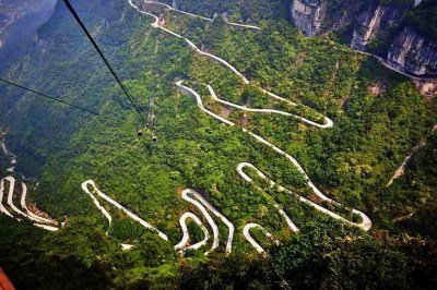 <p>A estrada da Montanha Tianmen, na China, é famosa por seus cerca de 11 km de extensão e aproximadamente 99 curvas acentuadas, subindo até altitudes próximas de 1.300 metros.</p>
 -  (crédito: Flickr Boris G
)