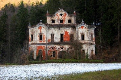 <p>Ao redor do mundo, existem lugares que carregam a fama de serem mal-assombrados, cercados por histórias misteriosas e relatos intrigantes. Essas narrativas atravessam gerações e alimentam o imaginário popular, misturando medo, curiosidade e tradição. Independentemente de crenças, esses locais continuam despertando fascínio e atraindo a atenção de muitas pessoas.</p>
 -  (crédito:  Flickr Fabrizio)