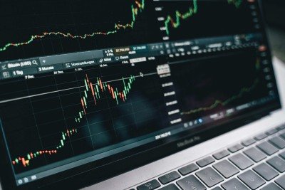 Gr&aacute;ficos financeiros refletem o dinamismo do mercado de tecnologia, crucial para investidores atentos &agrave;s oportunidades para 2026. -  (crédito: Pexels)