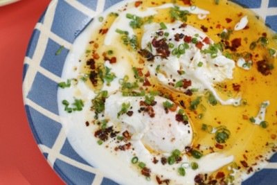 Os ovos turcos, assim como o Shakshuka, s&atilde;o servidos na Confeitaria Rebobina, em BH  -  (crédito: Confeitaria Rebobina/Divulga&ccedil;&atilde;o)