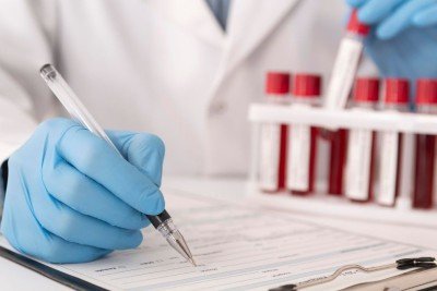 An&aacute;lise e registro de amostras em laborat&oacute;rio, etapa crucial do exame toxicol&oacute;gico obrigat&oacute;rio para motoristas. -  (crédito: Freepik)