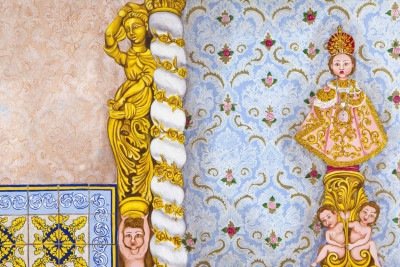 Detalhe de obra de Iuri Sarmento, que remete a imagens, volutas e elementos decorativos de igrejas mineiras e baianas -  (crédito: Marcio Lima/divulga&ccedil;&atilde;o )