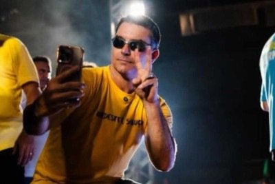 Flávio Bolsonaro em evento de pré-candidatura em Natal (RN), em aposta mais 'descontraída' de campanha -  (crédito: Vittor Sales/Divulgação)