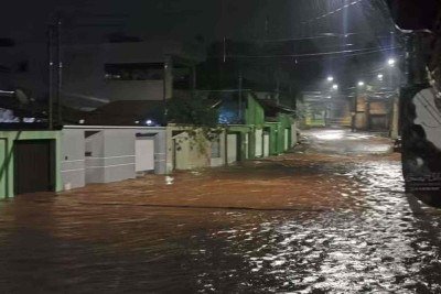 Chuva causou o alagamento de ruas e avenidas na madrugada desta segunda-feira (23) -  (crédito: Redes sociais/Reprodu&ccedil;&atilde;o)