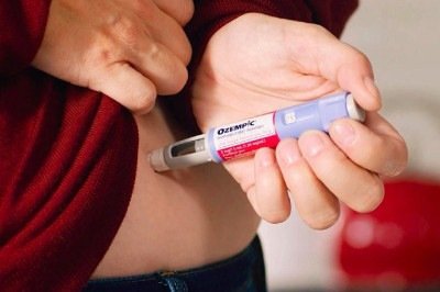 <p>Com o fim da patente da semaglutida (substância usada nas canetas emagrecedoras), é esperada uma expansão no acesso a esses fármacos no Brasil, embora a chegada desses produtos ainda dependa da aprovação da <span class='hover:entity-accent entity-underline inline cursor-pointer align-baseline'><span class='whitespace-normal'>Agência Nacional de Vigilância Sanitária</span></span> (Anvisa).</p>
 -  (crédito: Divulgação)