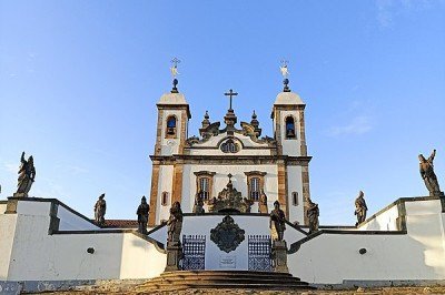 <p>Localizado na cidade de Congonhas, em Minas Gerais, o Santuário do Bom Jesus de Matosinhos é um dos mais importantes conjuntos arquitetônicos e artísticos do Brasil colonial. Reconhecido como Patrimônio Mundial da UNESCO desde 1985, o santuário é um marco da fé, da arte e da história, atraindo visitantes de todo o mundo.</p>
 -  (crédito: Túllio M Franca/Wikimedia Commons)