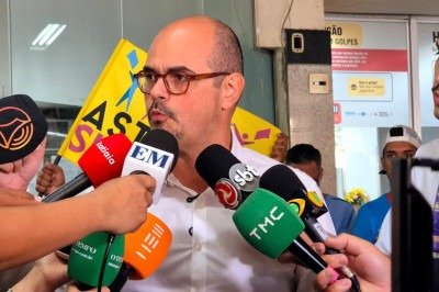 Governador Mateus Simões (PSD) se reuniu com lideranças do SIndpros após visita técnica no Hospital João XXIII -  (crédito: Jair Amaral/EM/D.A. Press)
