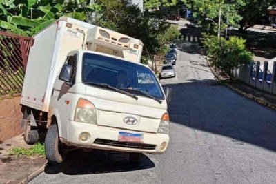 Veículo não consegue subir morro e condutor aciona os bombeiros -  (crédito: CBMMG)