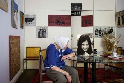 Vera Jarach, integrante do Movimento Mães da Praça de Maio, com a foto da filha Yara, morta aos 18 anos pela ditadura argentina -  (crédito: Leo Vaca/divulgação)