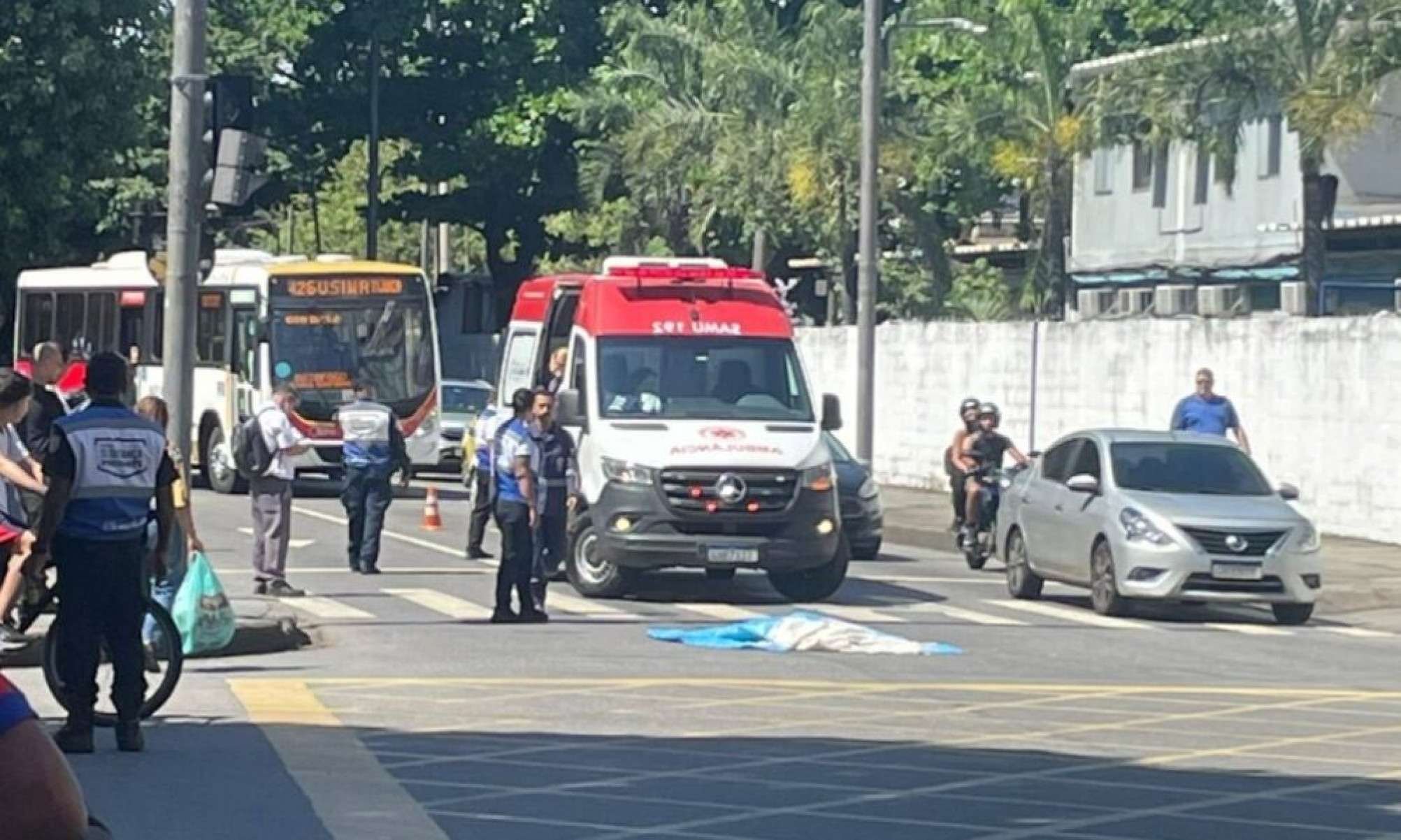 Homem morre atropelado por ônibus na Tijuca após tentar entrar pela janela -  (crédito: Tupi)