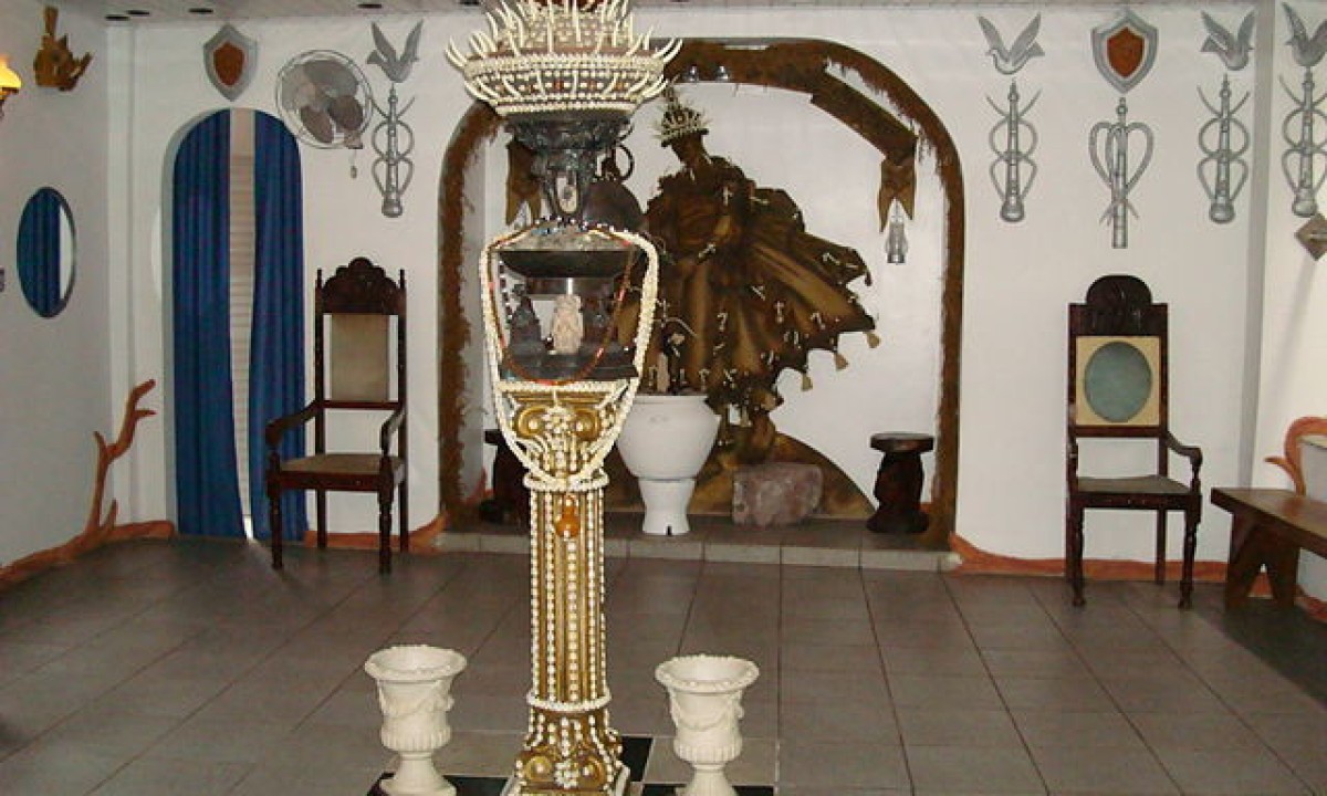 O Candomblé possui uma estrutura mais rígida e tradicional, com ritos específicos para iniciação, oferendas, cantos e danças para cada orixá. O culto é feito em terreiros, onde os orixás se manifestam nos médiuns por meio da incorporação. - (crédito: Toluaye - wikimedia commons)