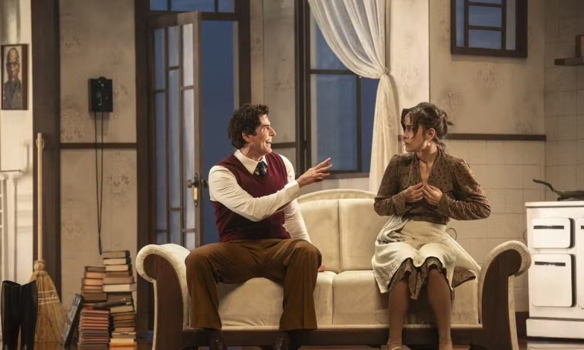 Atores Reynaldo Gianecchini e Maria Casadeval est&atilde;o sentados em sof&aacute; e conversam em cena da pe&ccedil;a Um dia muito especial