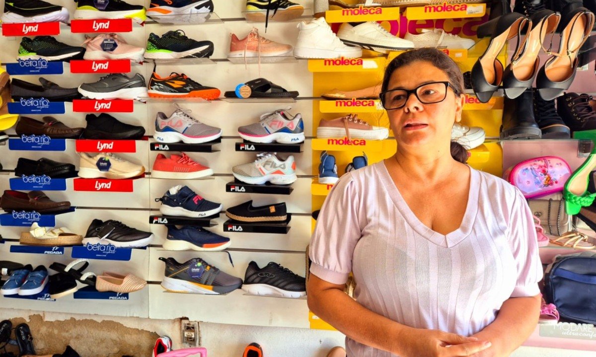 Ao ser informada que a chuva inundou sua loja, Silesia conta que retornou imediatamente  o local e iniciou a limpeza com ajuda de amigos -Jair Amaral/EM/D.A.Press