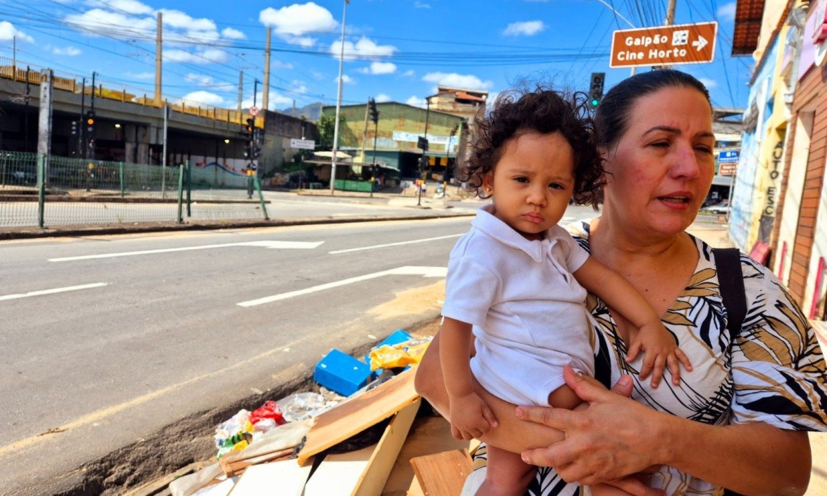 Moradora do bairro há mais de quatro décadas, Eliete Alves afirma que os problemas relacionados ao acúmulo de lixo e alagamentos são antigos na região.-Jair Amaral/EM/D.A.Press