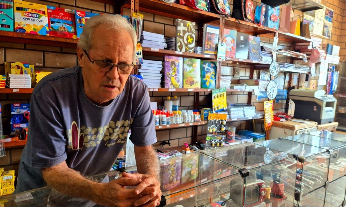 Para o comerciante José Carlos o problema do lixo só aumnentou nos últimos anos -Jair Amaral/EM/D.A.Press