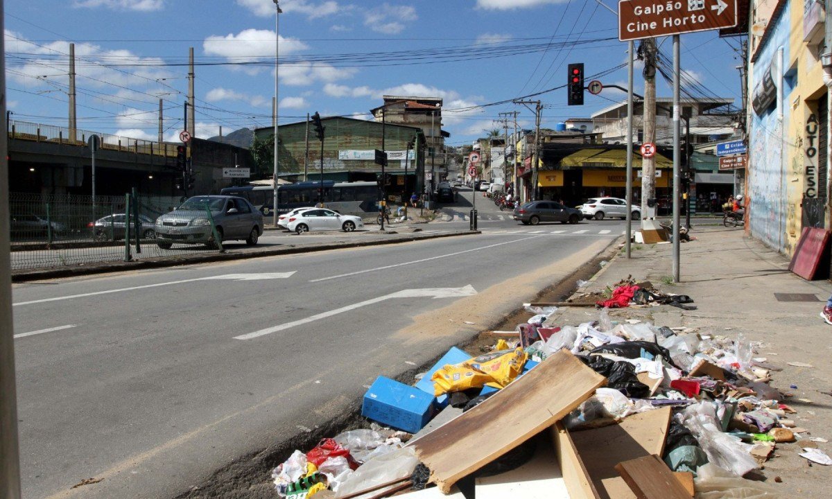 Na av Silviano Brandão é possível encontrar livros até tampas de vaso -Jair Amaral/EM/D.A.Press