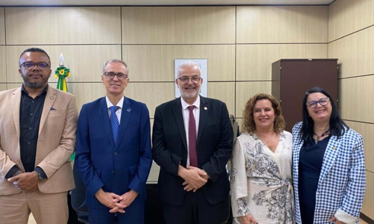 Reuni&atilde;o na qual Juscelino Pereira, Alessandro Moreira, Marcus David, Sandra Goulart e L&uacute;cia Pellanda discutiram detalhes do projeto