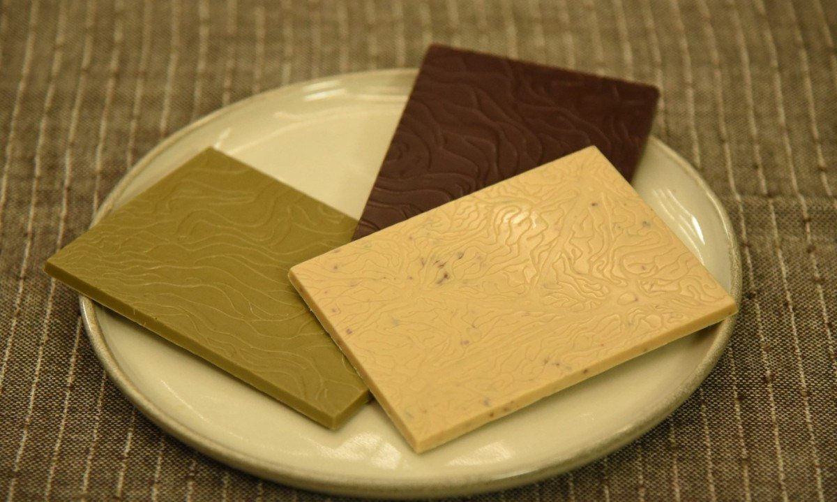 Na Kalapa, os pr&oacute;prios ingredientes colorem as barras de chocolate, como no caso da de erva-mate com lim&atilde;o