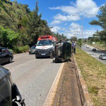 Carro capota e complica trânsito perto do BH Shopping