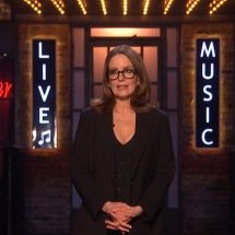 Tina Fey apresenta o primeiro programa da versão britânica de “Saturday Night Live” - Reprodução Youtube