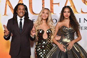 Jay-Z com a mulher, Beyoncé, e filha Blue Ivy em pré-estreia do filme 'Mufasa' - Lisa O'Connor  -  (crédito: 09.dez.24/AFP)