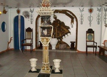 O Candomblé possui uma estrutura mais rígida e tradicional, com ritos específicos para iniciação, oferendas, cantos e danças para cada orixá. O culto é feito em terreiros, onde os orixás se manifestam nos médiuns por meio da incorporação. -  (crédito: Toluaye - wikimedia commons)