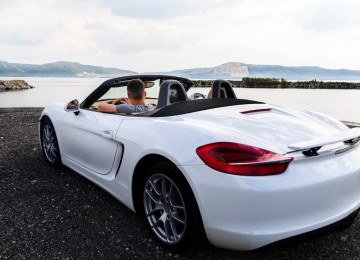Carros esportivos est&atilde;o entre os primeiros itens de ostenta&ccedil;&atilde;o que consomem fortunas de novos milion&aacute;rios. -  (crédito: Freepik)