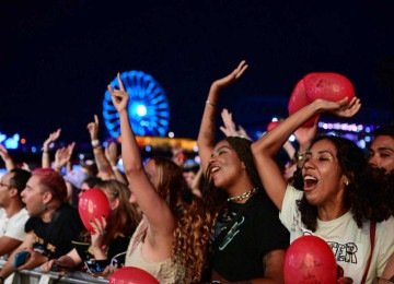 O fã moderno não espera pelo próximo lançamento; ele habita o ecossistema e ocupa o lugar de cocriador -  (crédito: Pablo PORCIUNCULA / AFP)