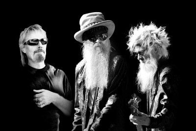 ZZ Top, com Billy F. Gibbons, Frank Beard e Elwood Francis, retorna ao Brasil para turn&ecirc; em novembro de 2026. -  (crédito: Divulga&ccedil;&atilde;o)