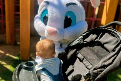 Um beb&ecirc; em carrinho observa o Coelhinho da P&aacute;scoa, uma das atra&ccedil;&otilde;es da celebra&ccedil;&atilde;o antecipada no Parque do Pal&aacute;cio. -  (crédito: Divulga&ccedil;&atilde;o)