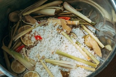 Com sal grosso, lim&atilde;o, gengibre e capim-lim&atilde;o, ingredientes podem formar uma base rica para caldos caseiros -  (crédito: Pexels)