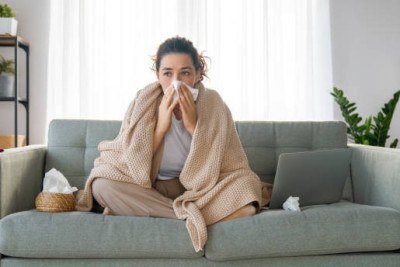 Infec&ccedil;&otilde;es respirat&oacute;rias, como gripes e resfriados, podem aumentar a produ&ccedil;&atilde;o de muco e causar pigarro na garganta. -  (crédito: iStock )