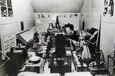 Nos anos 1930 foi selada uma grande cápsula do tempo, que só será aberta daqui a seis mil anos. Sua inspiração é nos antigos egípcios e ela mostrará para as futuras civilizações um pouco de como era a Terra na época em que a cápsula foi lacrada. 
 -  (crédito: Oglethorpe University/Wikimedia Commons)