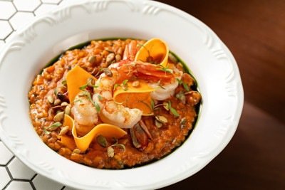 Rudä: camarões grelhados com arroz meloso e texturas de abóbora-de-pescoço
 -  (crédito: Rodrigo Azevedo/Divulgação)