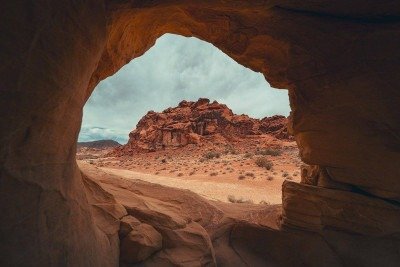Cavernas são formações naturais que despertam a curiosidade de visitantes e também o interesse de cientistas.
Muitas delas se tornaram pontos turísticos ao redor do mundo, reunindo beleza e importância geológica.
Veja algumas curiosidades sobre cavernas espalhadas pelo planeta. -  (crédito: Imagem de Roberto Lee Cortes por Pixabay)