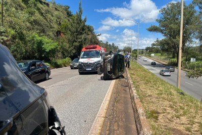 Carro capota e complica trânsito perto do BH Shopping, na manhã desta terça-feira (24/3) -  (crédito: Wellington Barbosa/EM/D.A. Press)