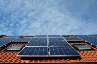 Nas últimas décadas, os painéis solares têm se destacado como uma das principais alternativas para a geração de energia elétrica no mundo, especialmente diante da busca por fontes mais limpas e sustentáveis. -  (crédito: Leopictures/Pixabay)
