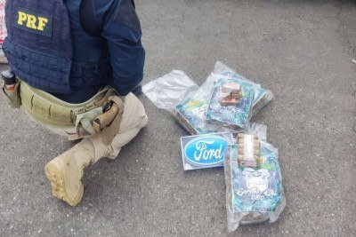 Polícia Rodoviária Federal prende homem por tráfico de drogas em ônibus na BR-365, em Patos de Minas, Região do Alto Paranaíba -  (crédito: PRF/Divulgação)