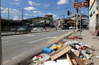 Em cada esquina, moradores apontam a presença de muito lixo acumulado -  (crédito:  Jair Amaral/EM/D.A Press)