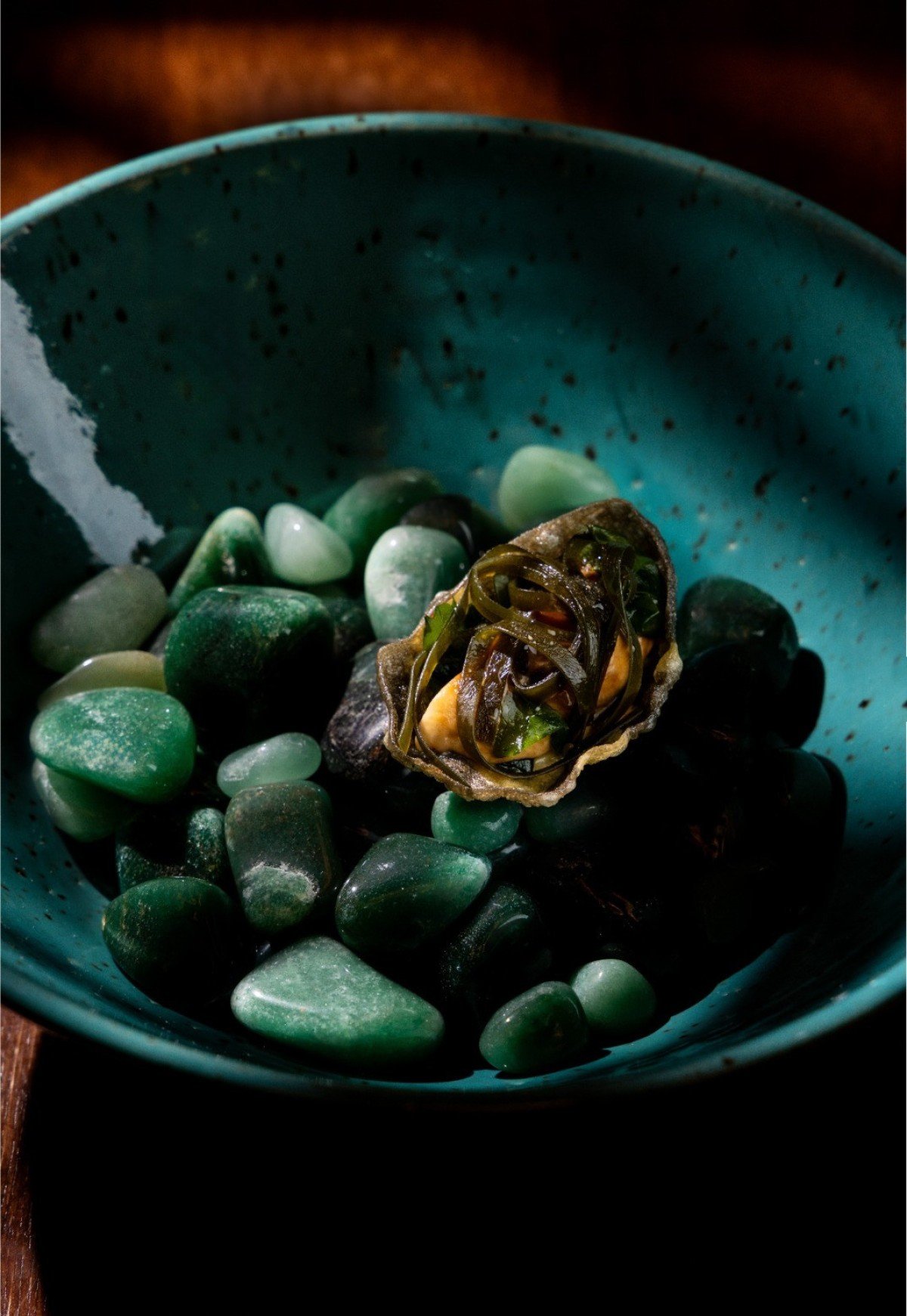 Madame Olympe: casquinha de dashi com cogumelos e algas, molho de miss&ocirc; e wasabi e homus de gr&atilde;o-de-bico