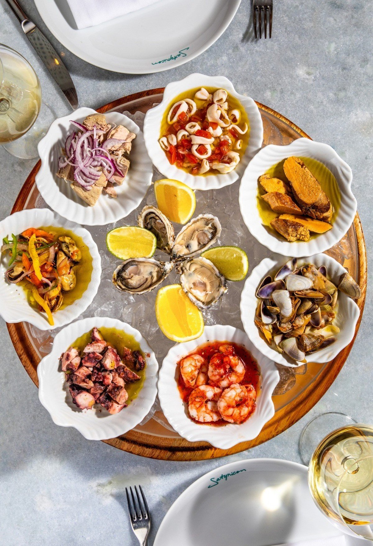 O tradicional Satyricon oferece um festival de frutos do mar da esta&ccedil;&atilde;o 