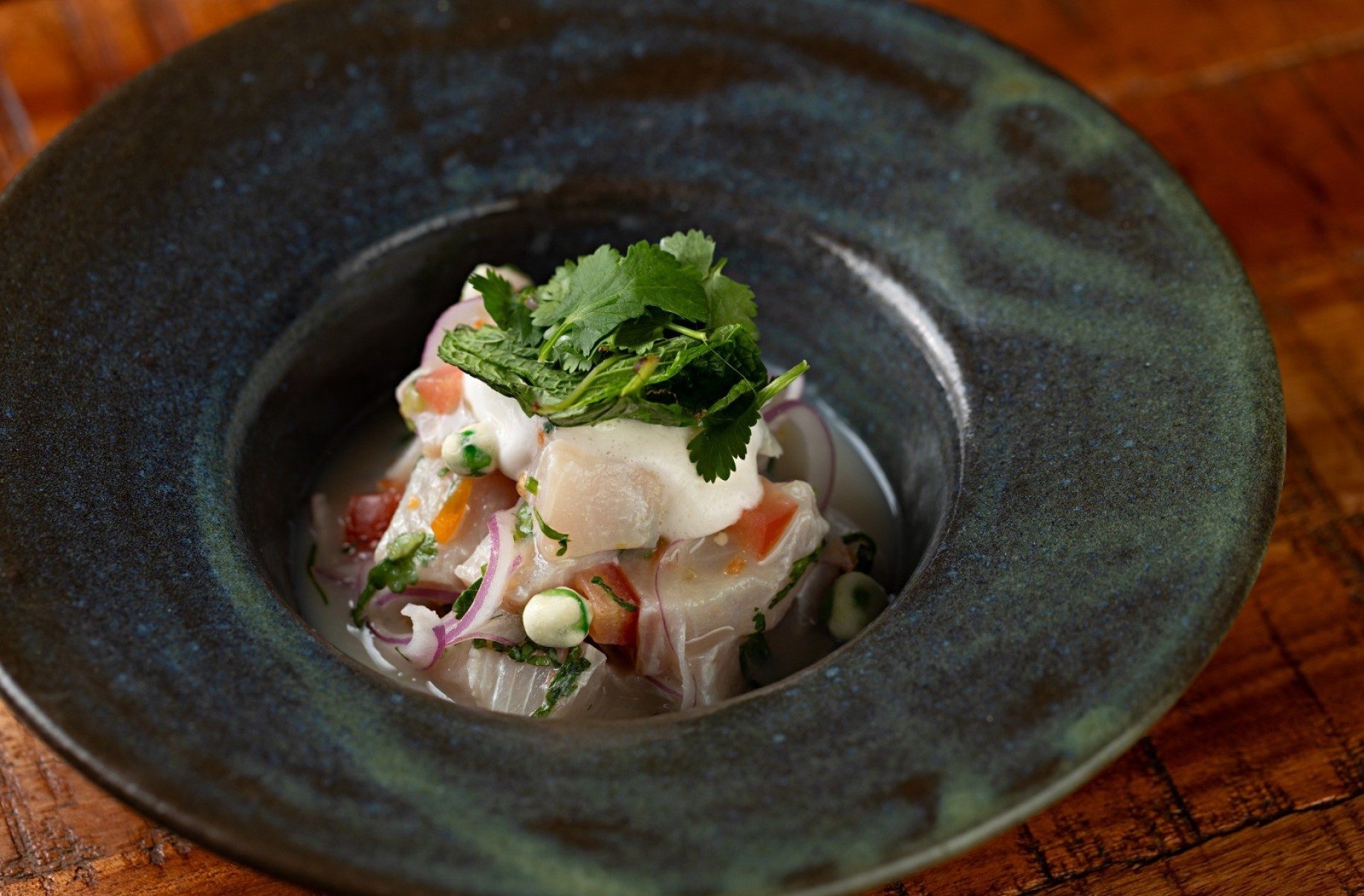 Hachiko: ceviche de cavala com leite de tigre de caj&aacute; e espuma de lim&atilde;o-cravo