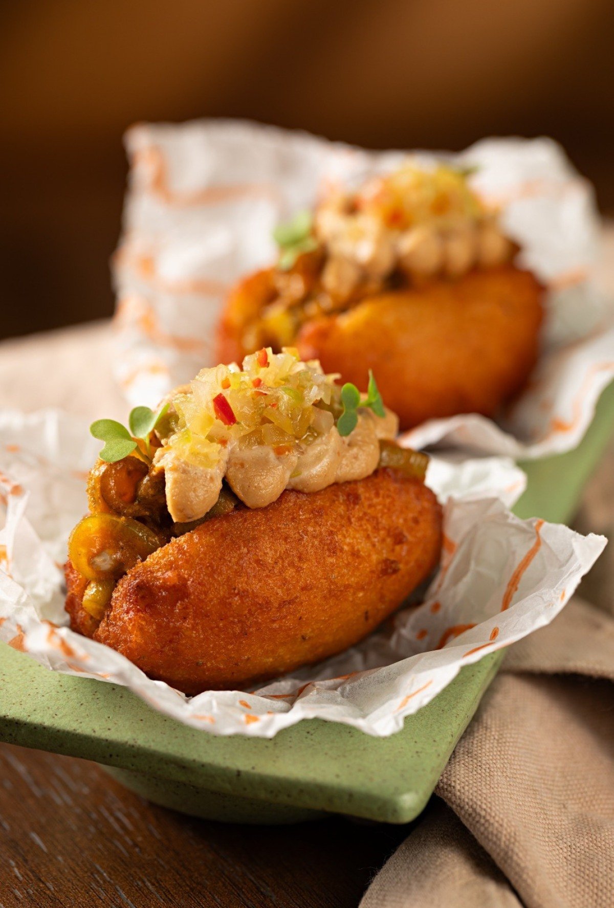 Mini acaraj&eacute;s com vatap&aacute; de camar&atilde;o, creme de castanha de caj&uacute; defumada e vinagrete de tomate verde do Rud&auml;