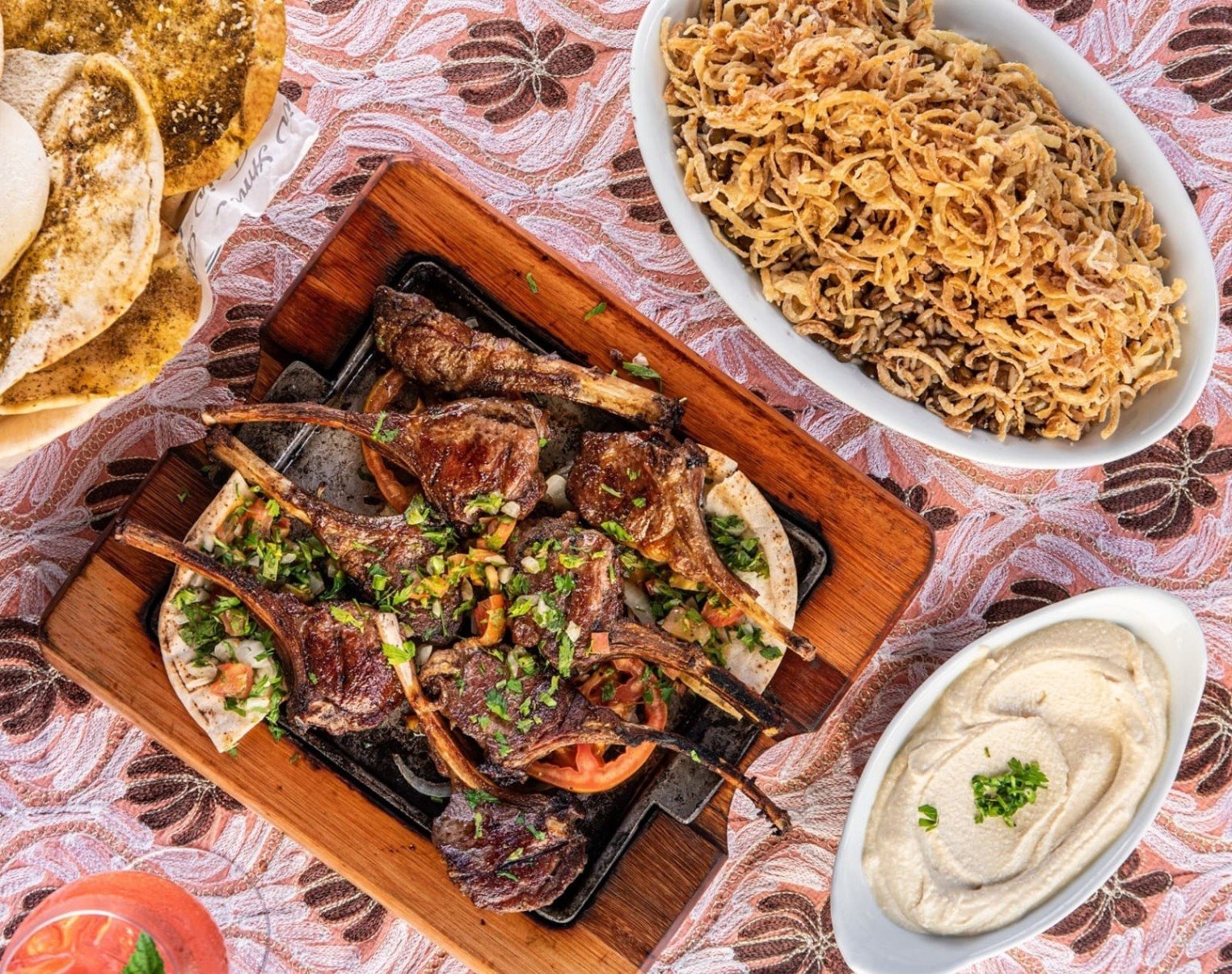 Amir: costeletas de cordeiro com homus e arroz com lentilha e cebola frita 