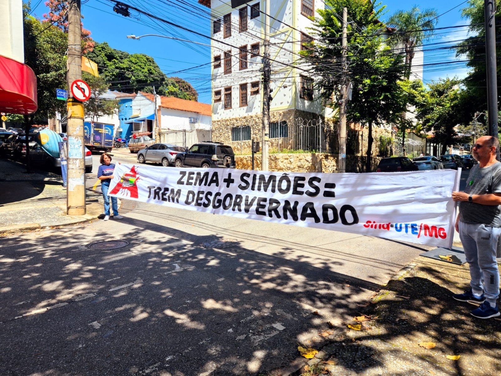 Manifesta&ccedil;&atilde;o usa uma faixa no sinal da rua Congonhas, em frente &agrave; sede, que diz: "Zema   Sim&otilde;es = Trem desgovernado". 