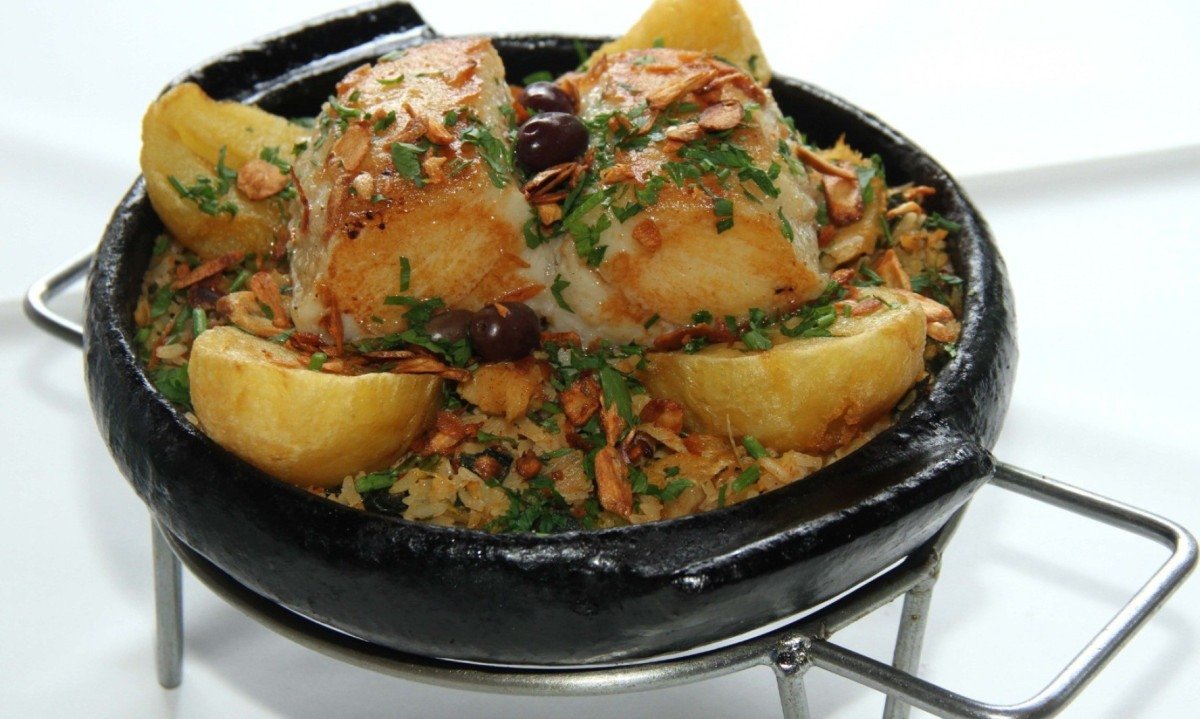 O prato mais pedido do Restaurante do Porto Sagrada Fam&iacute;lia leva bacalhau em posta e em lascas