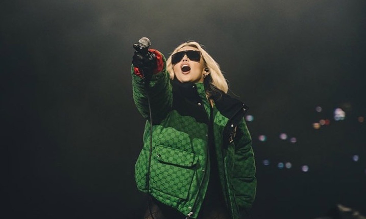 Miley se apresentou no Lollapalooza Brasil em 2022. A cantora conquistou sucesso no país com a série de TV "Hannah Montana" - (crédito: Reprodução/ Redes sociais)