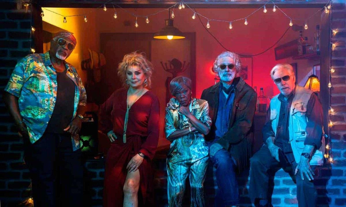 Atores Tony Tornado, Vera Fischer, Teca Pereira, Hamilton Vaz Pereira e Reginaldo Faria est&atilde;o lado a lado, olhando para a c&acirc;mera, em cena do filme Velhos bandidos