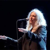 Perto dos 80 anos, Patti Smith diz: ‘Consigo lidar com as dores e os incômodos da idade’ - Patti Smith, cantora, compositora, poetisa, pintora, autora e fotógrafa americana - Reprodução do Youtube Canal Sebring Revolution